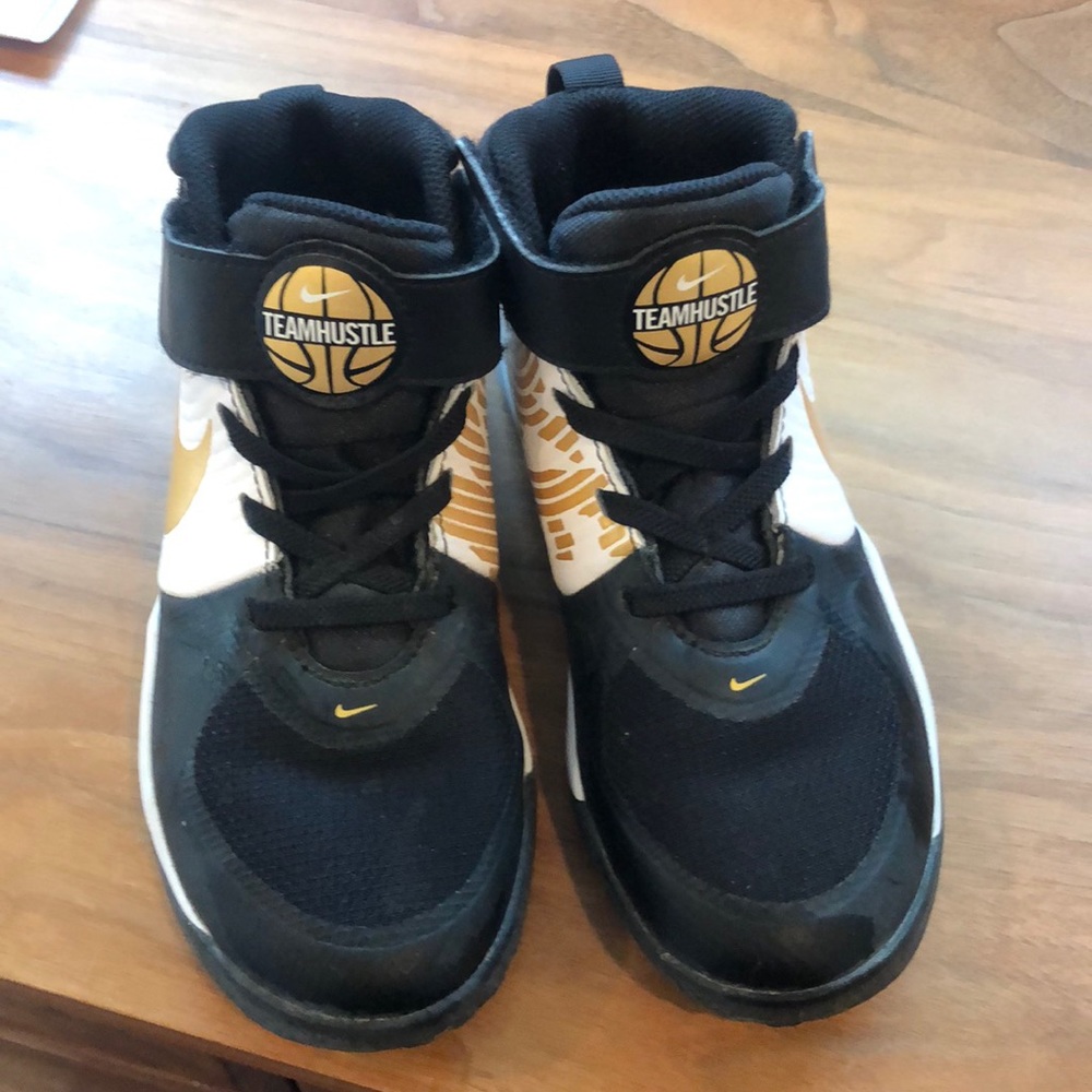 Nike team hustle kids sneakers barely worn